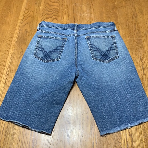Gap Bermuda jean shorts slightly distressed - Picture 2 of 4